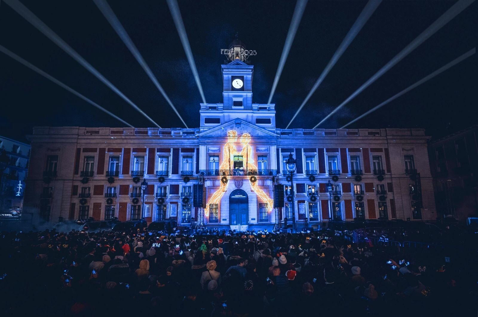 Proyectores Panasonic RQ35k iluminando la fachada La Real casa de Correos de Madrid durante el show de mapping 