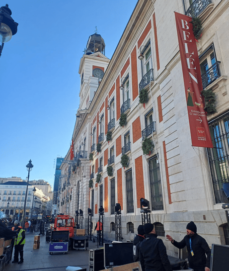 Equipo técnico de Novelty Spain montando la iluminación y sonido para nochevieja 2024 