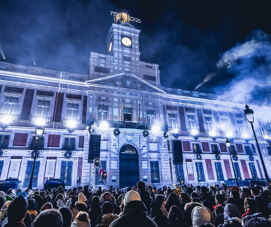 Un grupo de personas en frente de edificio

Descripción generada automáticamente